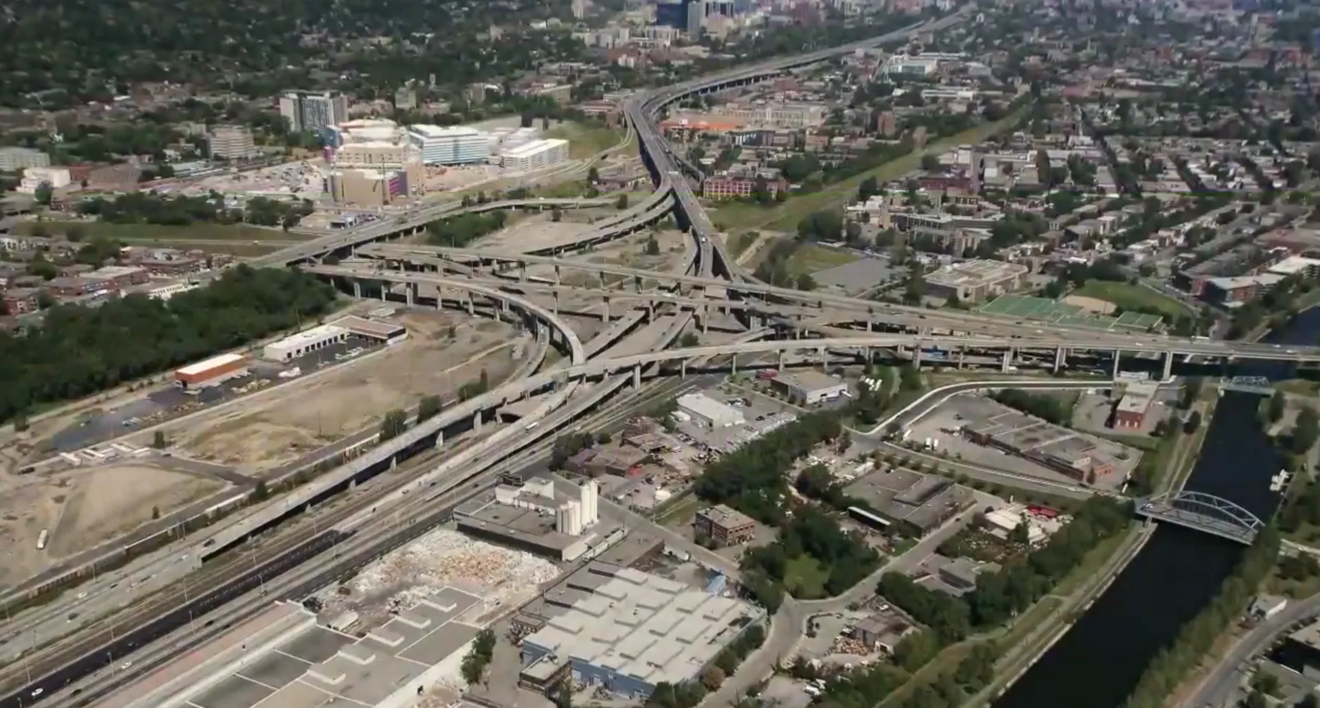 Vue aérienne de l'échangeur Turcot