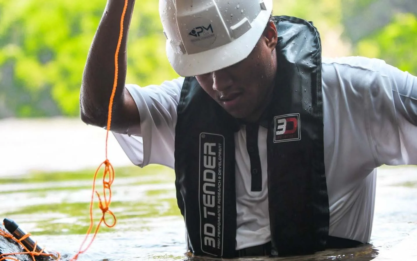 Ingénieur PLM effectuant des prélèvements dans la rivière lors des études sédimentologiques du site de Mbombo