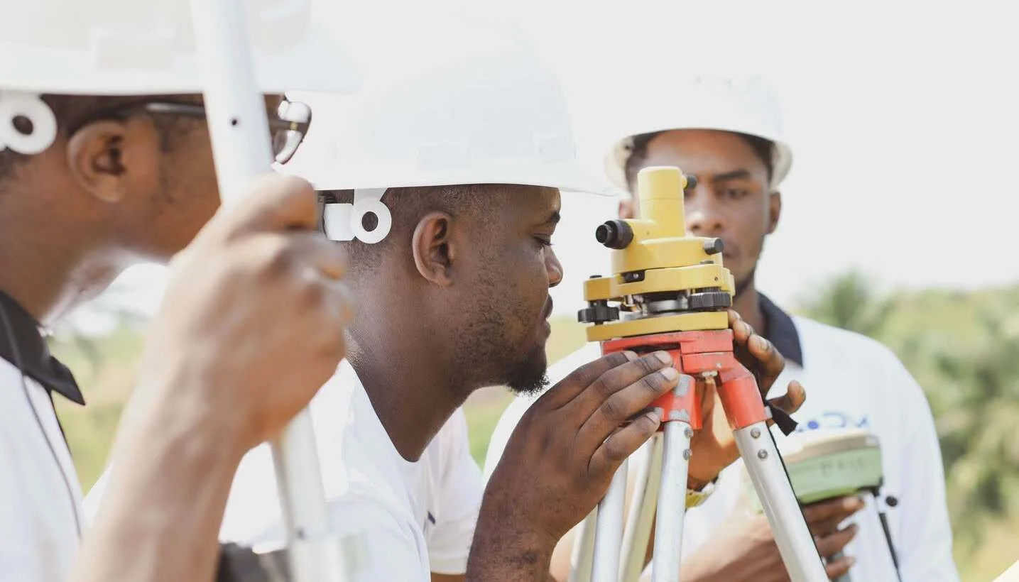 Relevés topographiques au niveau optique sur le site d'implantation de la centrale de Mbombo